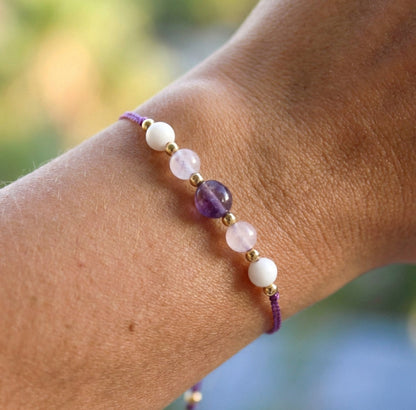 Rosenquarz & Amethyst mit Muschelperle – Naturstein-Armband auf Seidenfaden | Handmade