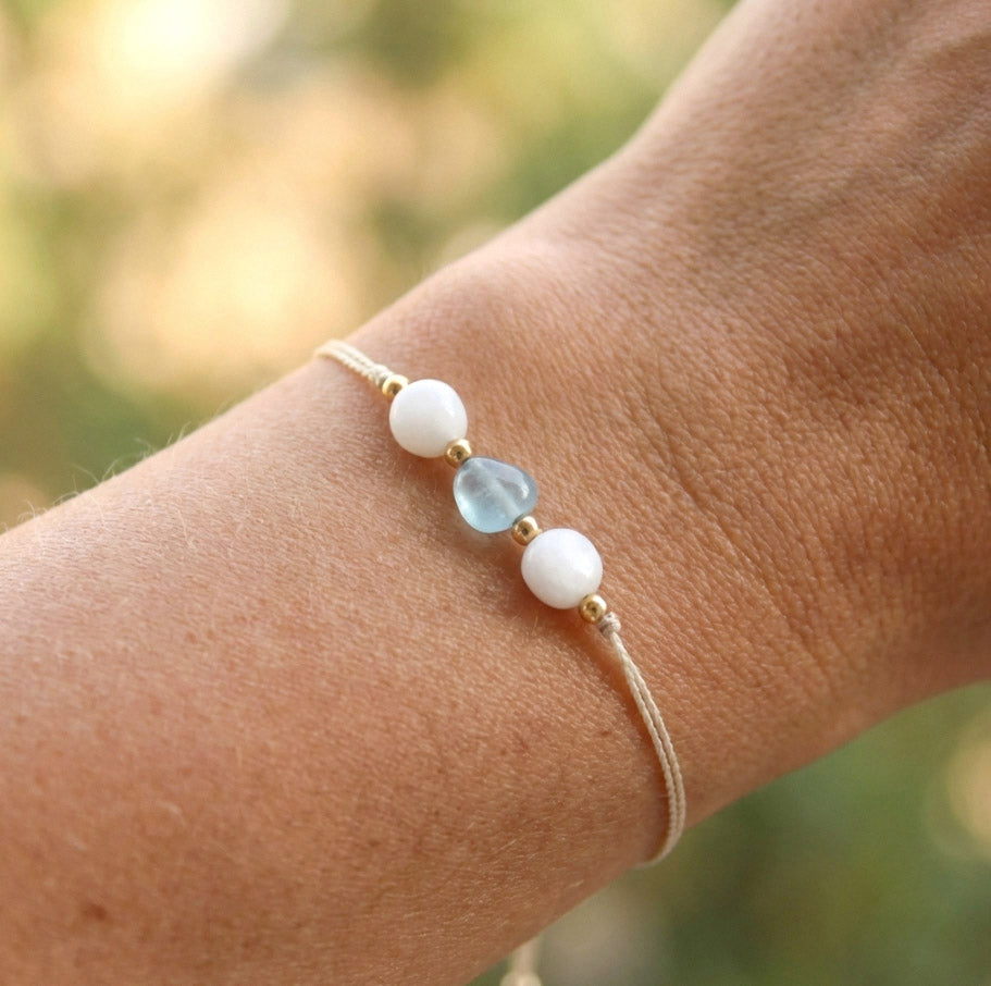 Aquamarin Quarzperle – Naturstein-Armband auf Seidenfaden | Handgefertigtes Armband