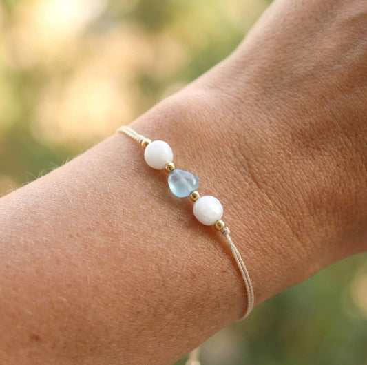Aquamarin Quarzperle – Naturstein-Armband auf Seidenfaden | Handgefertigtes Armband