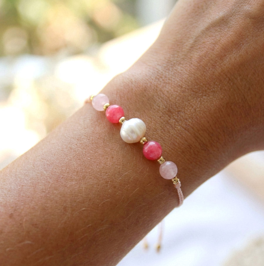 Rosenquarz & Rhodochrosit mit Süßwasserperle – Elegantes Naturstein-Armband auf Seidenfaden