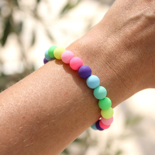 Buntes Perlenarmband mit Charm – Farbiges handgefertigtes Sommerarmband