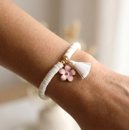 Weißes Katsuki Armband mit Blumenanhänger – Handgefertigt