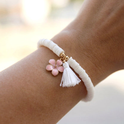 Weißes Katsuki Armband mit Blumenanhänger – Handgefertigt