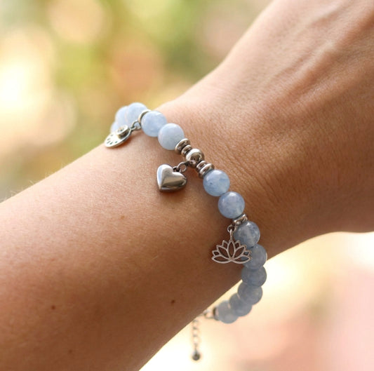 Aquamarin Perlenarmband mit Charms – Handgefertigtes Armband für Ruhe & Gelassenheit