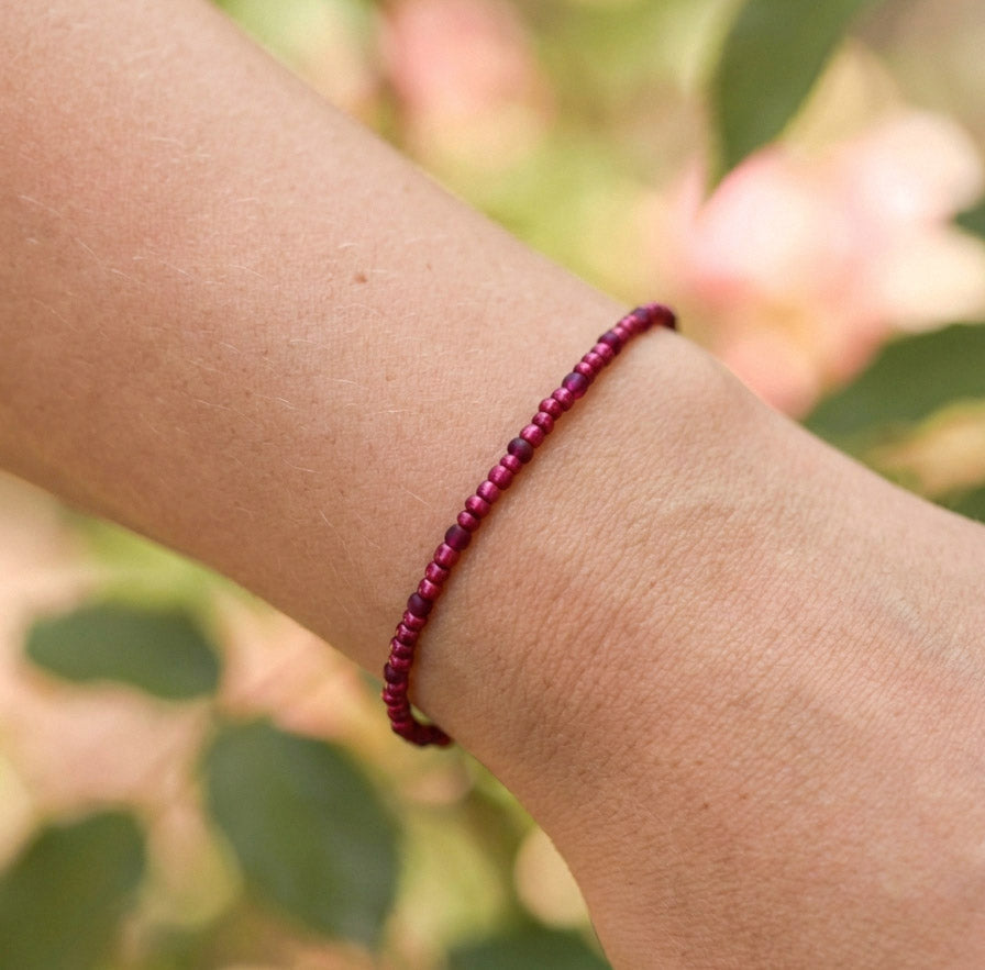 Violett-Rotes Perlenarmband – Filigranes handgemachtes Armband