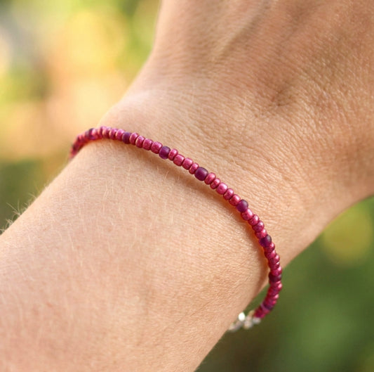 Violett-Rotes Perlenarmband – Filigranes handgemachtes Armband
