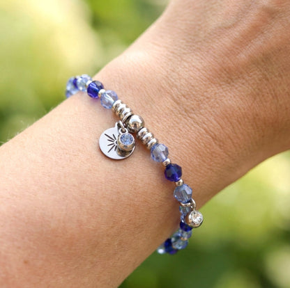 Blaues Kristall Perlenarmband mit Charms – Handgemachtes Unikat