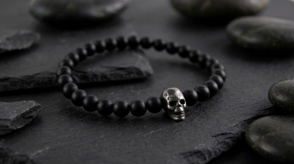 Herrenarmband Onyx Matt – Dezentes Naturstein Armband mit Totenkopf Charm