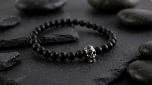 Herrenarmband Onyx Matt – Dezentes Naturstein Armband mit Totenkopf Charm