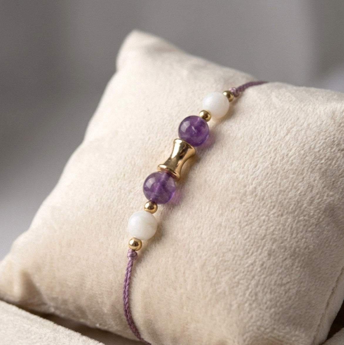 Amethyst & Muschelperle Armband mit goldenem Charm – Handgefertigtes Seidenfaden-Design