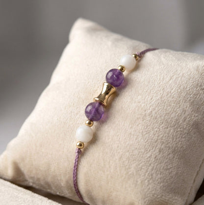 Amethyst & Muschelperle Armband mit goldenem Charm – Handgefertigtes Seidenfaden-Design