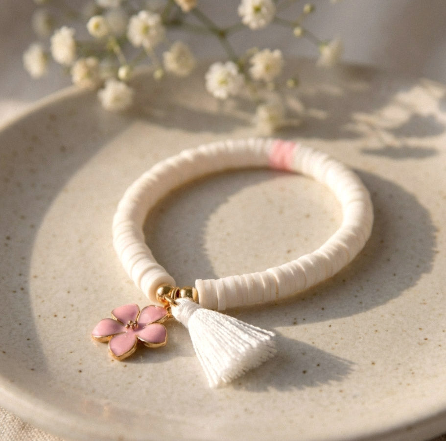 Weißes Katsuki Armband mit Blumenanhänger – Handgefertigt