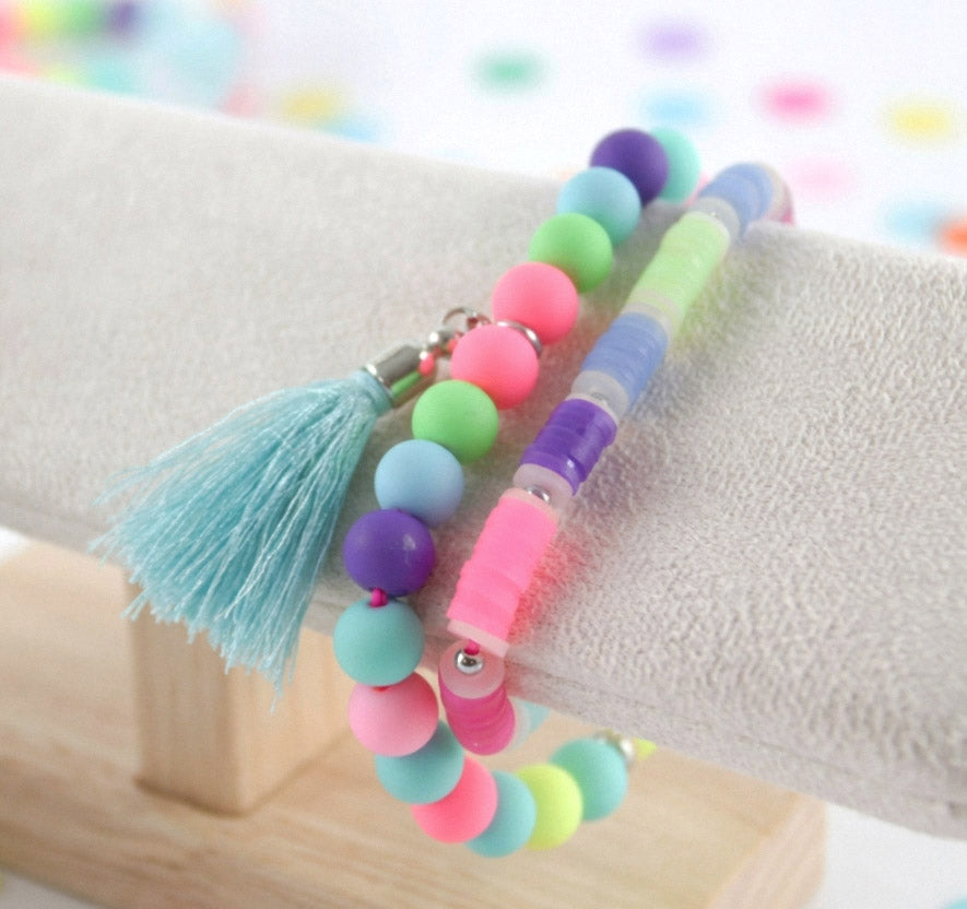 Katsuki Doppelarmband mit blauer Quaste – Handgefertigtes Polymer Clay Perlenarmband