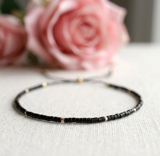 Schwarz-Goldenes Miyuki Armband – Filigranes Seidenfaden-Armband mit Schiebeperle