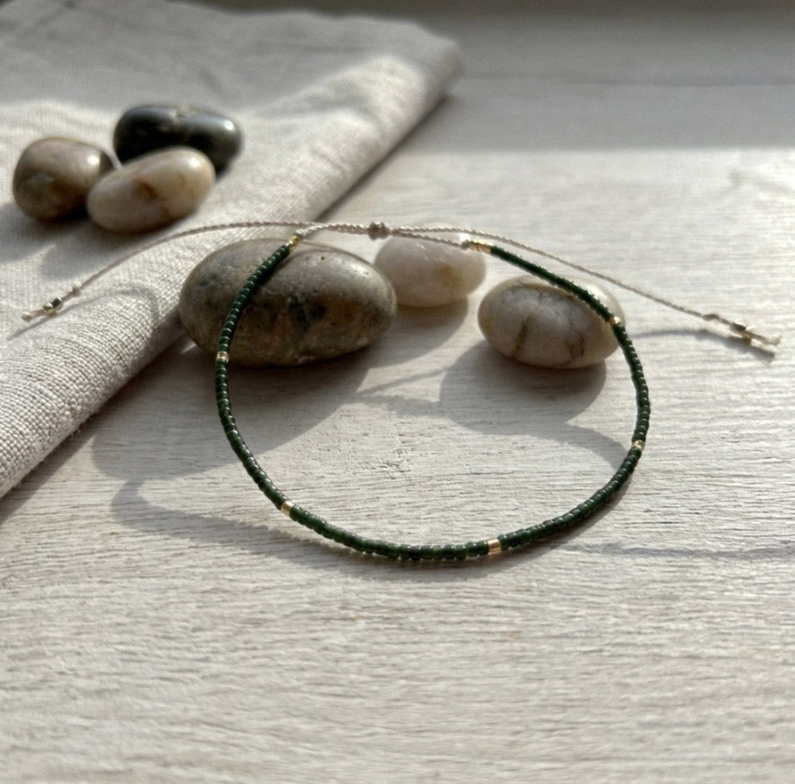 Grün Goldenes Miyuki Perlenarmband – Filigranes Armband auf Seidenfaden | Handgemacht