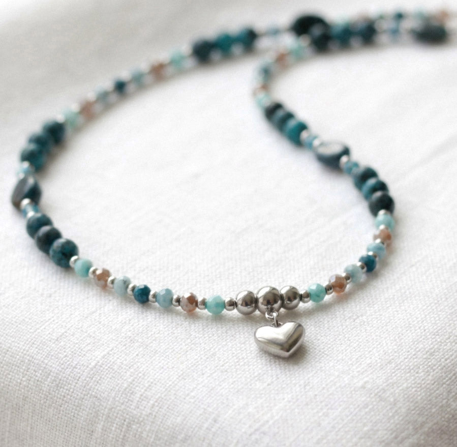 Grün-Türkise Apatit Naturstein Perlenhalskette mit Herzanhänger – Handgefertigt