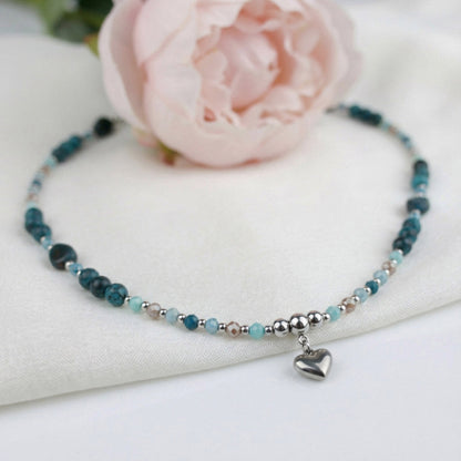 Grün-Türkise Apatit Naturstein Perlenhalskette mit Herzanhänger – Handgefertigt
