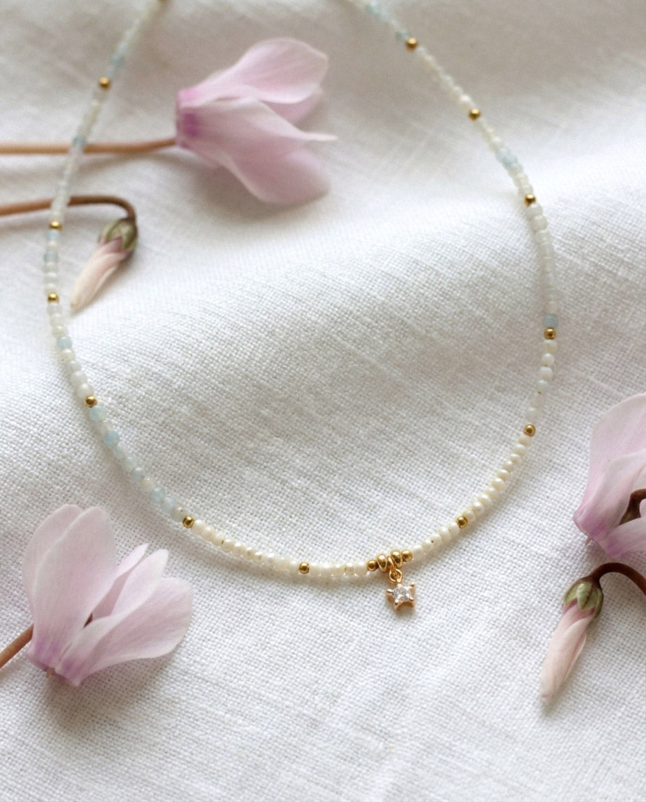 Zarte Aquamarin Perlenhalskette mit Zirkonia Anhänger – Handgefertigt