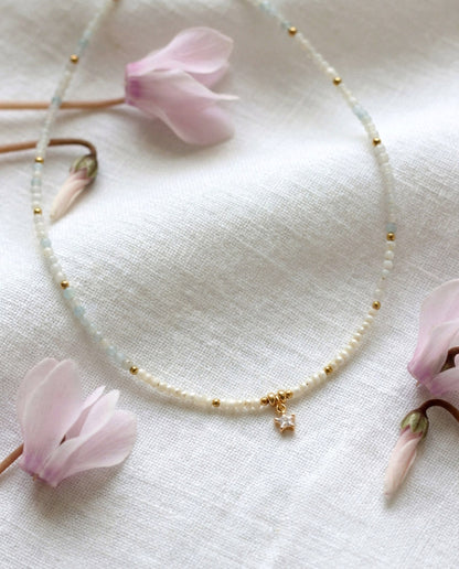 Zarte Aquamarin Perlenhalskette mit Zirkonia Anhänger – Handgefertigt