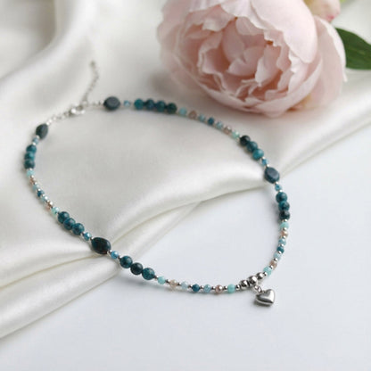 Grün-Türkise Apatit Naturstein Perlenhalskette mit Herzanhänger – Handgefertigt