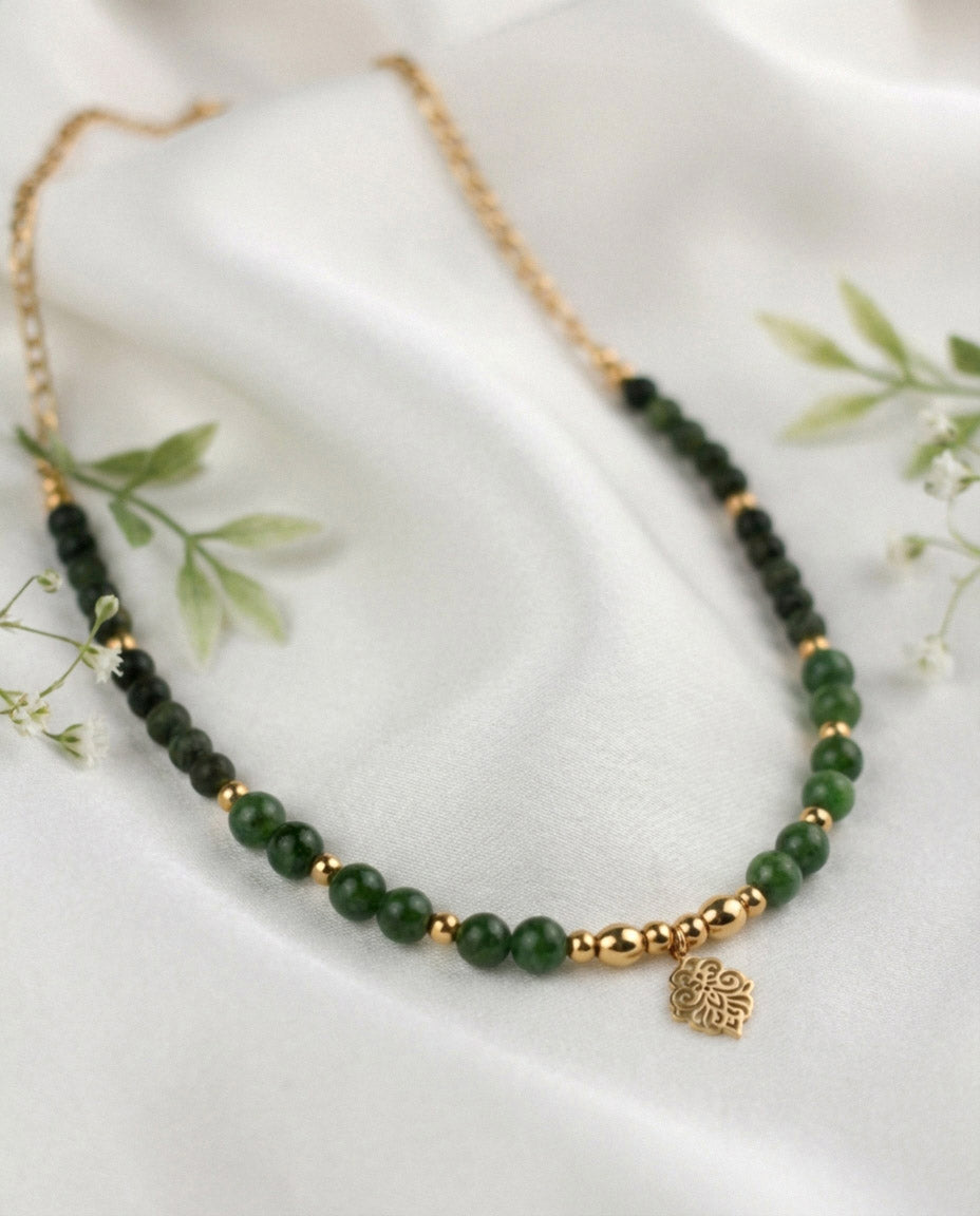 Grüne Jade Perlenkette mit Ornament-Anhänger – Handgefertigte Natursteinkette