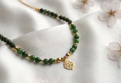 Grüne Jade Perlenkette mit Ornament-Anhänger – Handgefertigte Natursteinkette