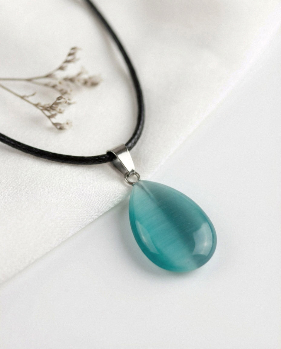 Türkis Schimmer Anhänger – Zarte Halskette mit funkelndem Charm