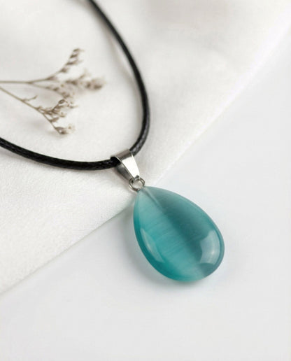 Türkis Schimmer Anhänger – Zarte Halskette mit funkelndem Charm