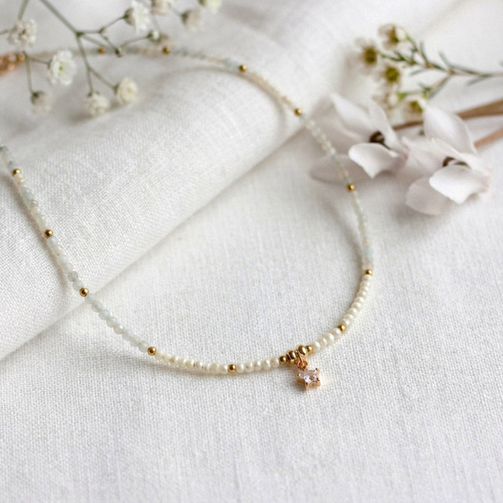 Zarte Aquamarin Perlenhalskette mit Zirkonia Anhänger – Handgefertigt
