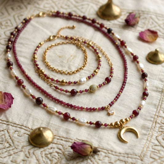 Garnet & Süßwasserperlen Schmuckset mit Mondanhänger – Handgefertigt