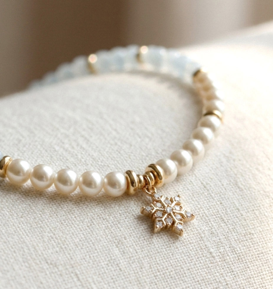 Aquamarin Perlenhalskette mit Schneeflocken-Anhänger – Handgefertigter Natursteinschmuck