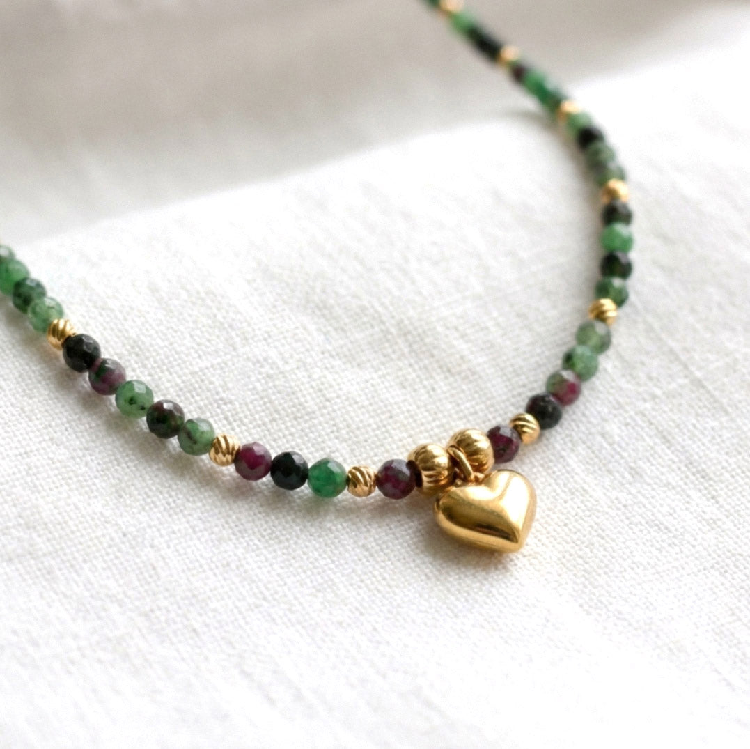 Rubin Zoisit Herz Halskette – Zarte Naturstein Perlenkette - Handgefertigt