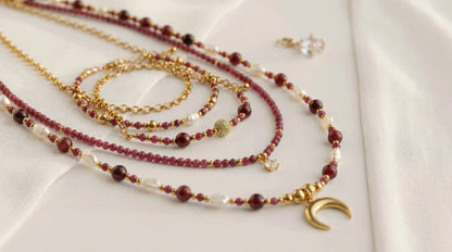 Garnet & Süßwasserperlen Schmuckset mit Mondanhänger – Handgefertigt