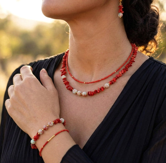 Layering Korallen Perlen Schmuckset – Kette, Armband & Ohrringe | Handgefertigt