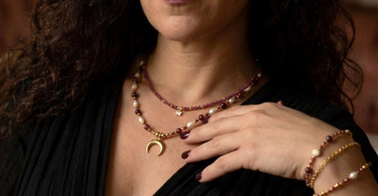 Garnet & Süßwasserperlen Schmuckset mit Mondanhänger – Handgefertigt