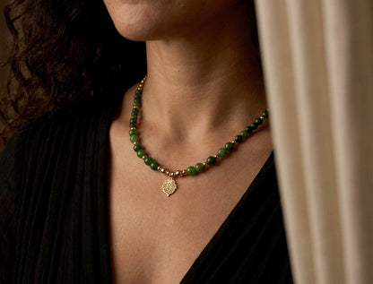 Grüne Jade Perlenkette mit Ornament-Anhänger – Handgefertigte Natursteinkette
