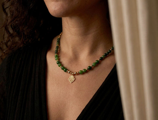 Grüne Jade Perlenkette mit Ornament-Anhänger – Handgefertigte Natursteinkette