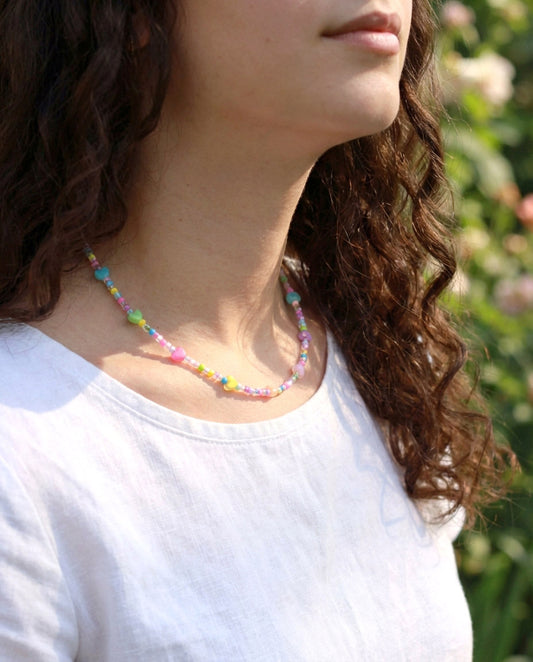 Bunte Herzchen Perlenkette – Handgefertigte süße Perlenhalskette