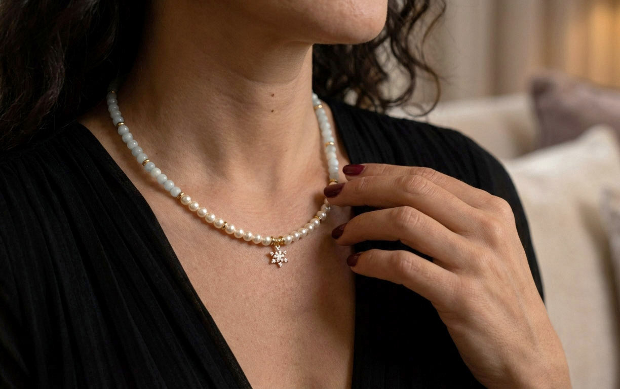 Aquamarin Perlenhalskette mit Schneeflocken-Anhänger – Handgefertigter Natursteinschmuck