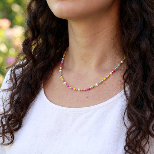 Bunte Perlen Halskette mit Süßwasserperlen – Handgefertigter Perlenschmuck
