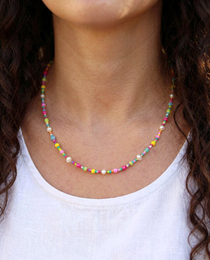 Bunte Perlen Halskette mit Süßwasserperlen – Handgefertigter Perlenschmuck