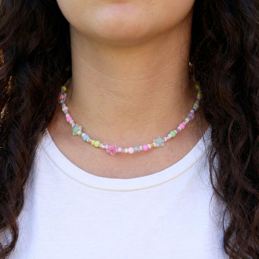 Bunte Sterne Perlenkette – Verspielte handgefertigte Perlenhalskette