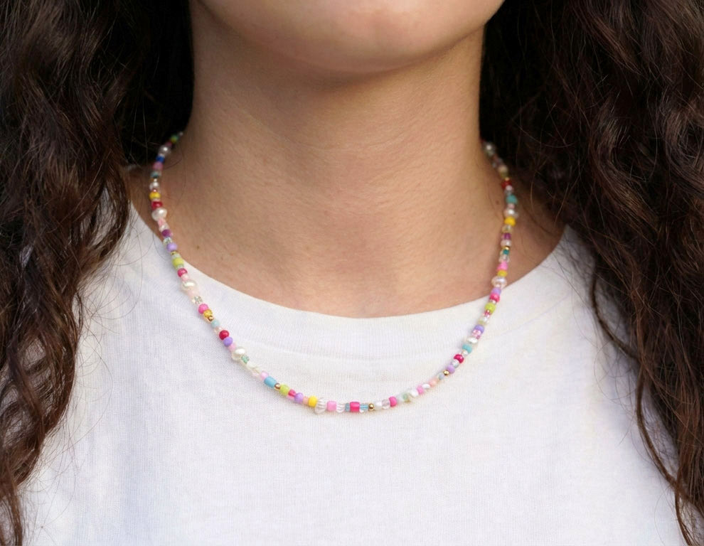 Bunte Perlenkette mit Süßwasserperlen – Handgefertigte Perlenhalskette