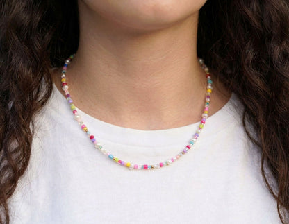 Bunte Perlenkette mit Süßwasserperlen – Handgefertigte Perlenhalskette