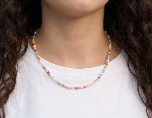 Bunte Perlenkette mit Süßwasserperlen – Handgefertigte Perlenhalskette