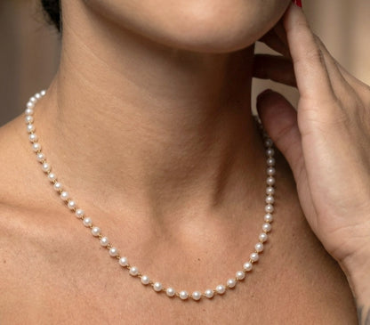 Zarte elegante Perlenkette – Handgefertigte klassische Halskette