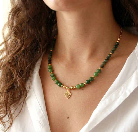 Grüne Jade Perlenkette mit Ornament-Anhänger – Handgefertigte Natursteinkette