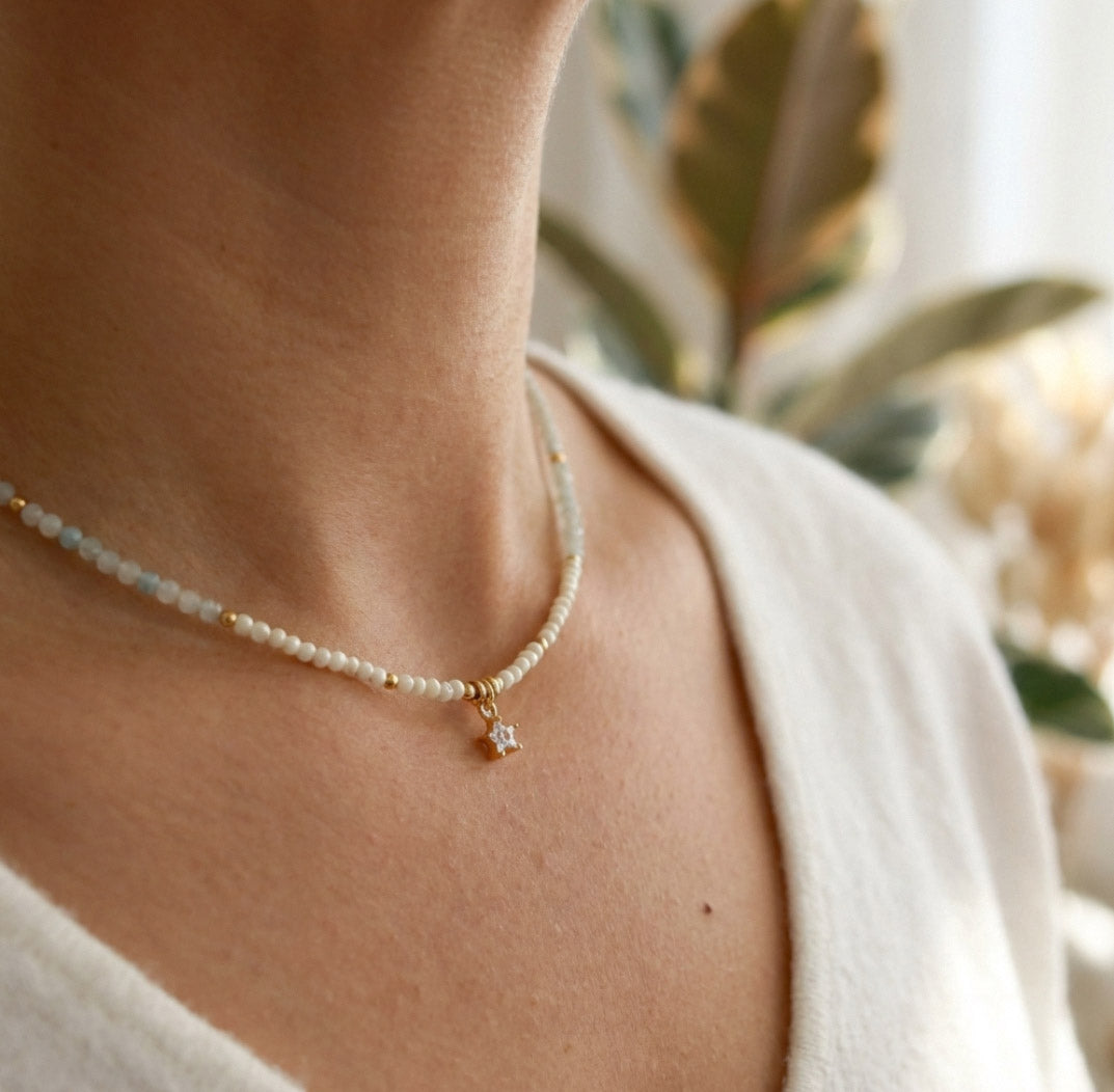 Zarte Aquamarin Perlenhalskette mit Zirkonia Anhänger – Handgefertigt