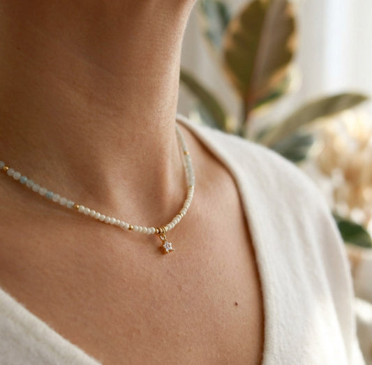 Zarte Aquamarin Perlenhalskette mit Zirkonia Anhänger – Handgefertigt