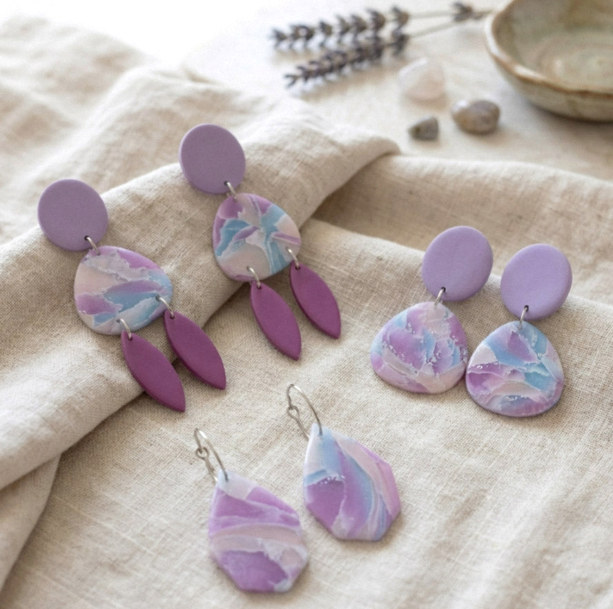 Pastell Lila-Blau Ohrringe – Handgefertigte Polymer Clay Statement Kollektion